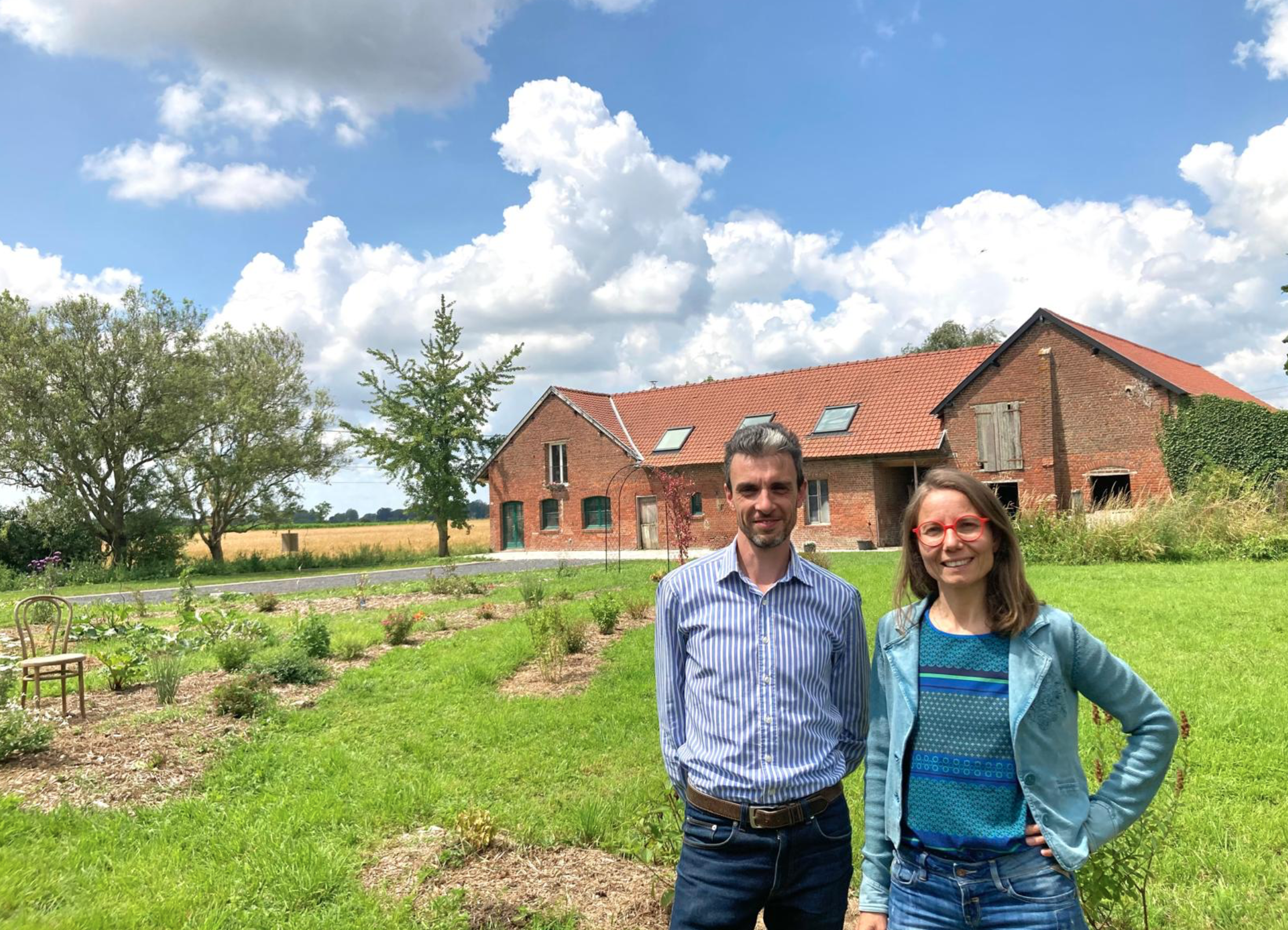 Juliette et Michael devant la ferme ESCUNA, près de Lille